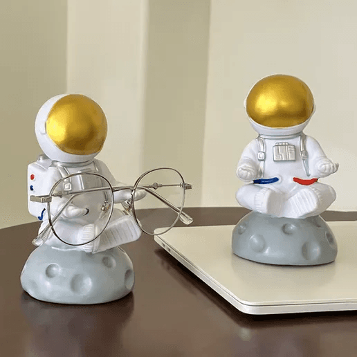 Support à lunettes et figurine de bureau astronaute en méditation
